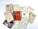 un grand nombre de livres posés sur une table