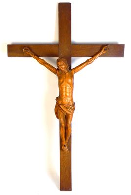 Crucifix en bois sculpté. H: 67 cm.