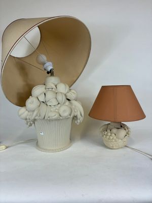 une lampe posée à côté d'un cupcake sur une table