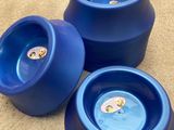 trois bols bleus posés par terre les uns à côté des autres