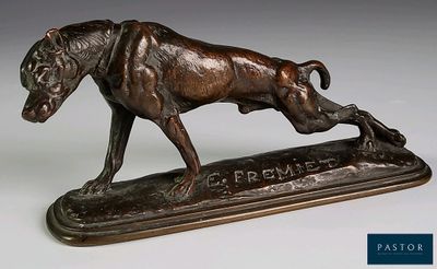 statue en bronze représentant un cheval et un chien, posée sur un socle en bois