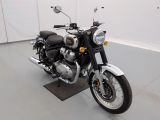 une moto noire et blanche garée dans un garage