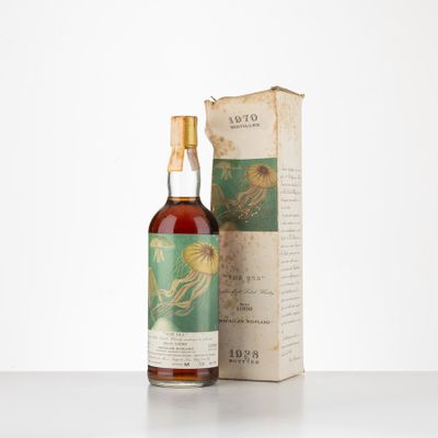 une bouteille de whisky posée sur une table à côté d'un coffret