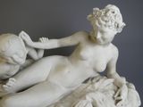 une statue représentant une femme allongée sur les genoux d'un homme