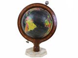 une image représentant un petit globe terrestre posé sur un socle blanc
