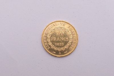 gros plan d'une pièce d'or sur une surface blanche