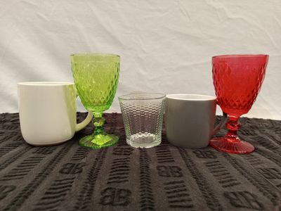 Lot de 10 cartons de tasses, verres, mugs etc..