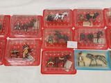 de nombreuses figurines en plastique représentant des chevaux et des jockeys sont exposées