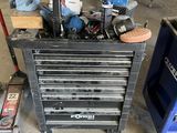 un établi avec de nombreux outils dans un garage