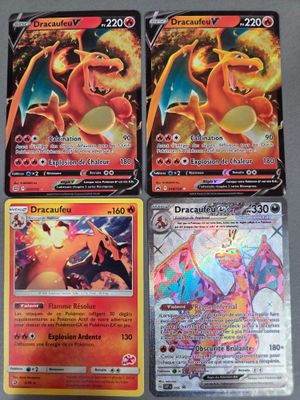 quatre cartes Pokémon différentes posées sur une table avec un fond noir