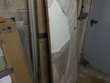 une pièce avec une porte et un mur recouvert d'un drap