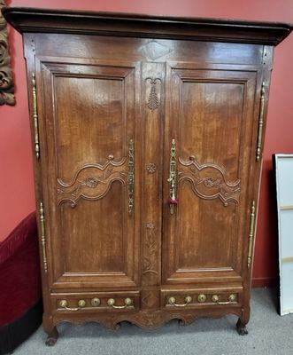 image d'une armoire en bois dans une pièce