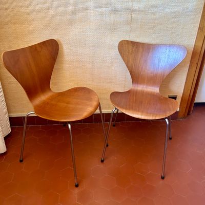two chairs sitting next to each other in a room