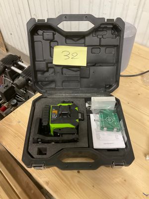 une boîte contenant un outil, posée sur une table