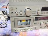 deux appareils radio posés sur une table, munis d'un cordon d'alimentation