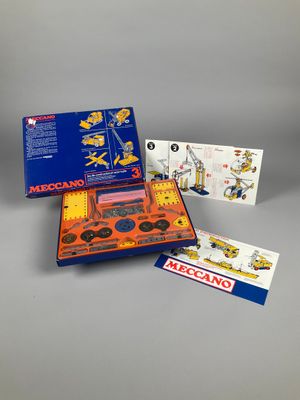 une boîte sur laquelle figurent un jeu et un mode d'emploi, posée sur une table