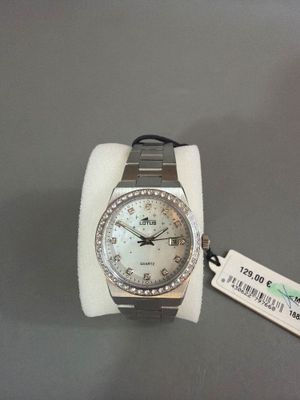 montre-bracelet avec cadran blanc et lunette sertie de diamants, sertie de diamants, sertie de diamants, sertie de diamants, sertie de diamants, sertie de diamants, sertie de diamants, sertie de diamants, sertie de diamants, sertie de diamants, sertie de diamants, sertie de diamants, sertie de diamants, sertie de diamants, sertie de diamants, sertie de diamants, sertie de diamants, sertie de diamants, sertie de diamants, sertie de diamants, sertie de diamants, sertie de diamants,