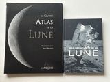 deux livres posés sur une table, avec en arrière-plan une photo d'un astronaute sur la Lune