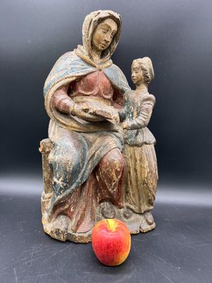 une image représentant une statue d'une femme tenant un enfant et une pomme