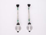 une paire de boucles d'oreilles en cristal noir et blanc ornées de perles vertes