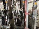 de nombreuses machines qui sont entreposées dans une pièce