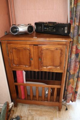 un meuble en bois sur lequel est posée une radio