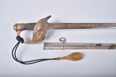 une épée avec une poignée en bois et une poignée en bois