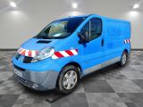 la camionnette bleue est garée sur le sol en damier d'un garage