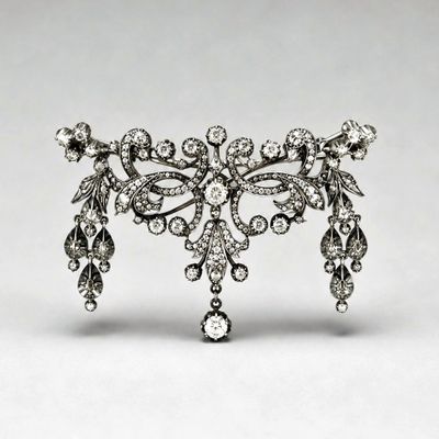 Broche (57 x 62 mm) avec deux attaches (Long. = 66 mm) en or…