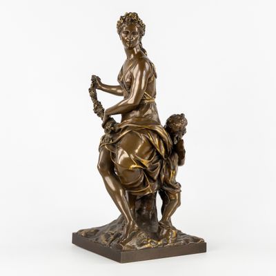 une statue en bronze représentant une femme assise sur un cheval