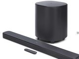 une image représentant une enceinte noire et une télécommande sur fond blanc