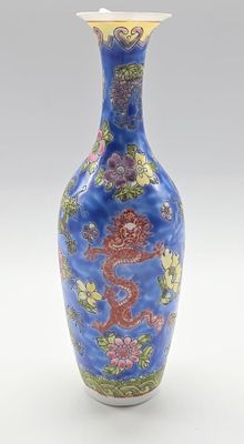 vase bleu et jaune orné d'un dragon et de fleurs