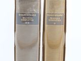 deux boîtes de parfum posées sur une surface blanche, ornées d'un ruban rouge