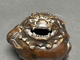 an image of a small metal object with a lion on it