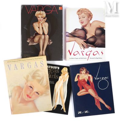 quatre magazines Playboy vintage de différentes tailles et couleurs posés sur une surface blanche