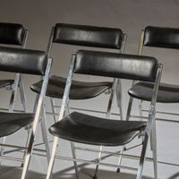 Suite de cinq chaises pliantes, les montants en acier chromé… (photo 2)
