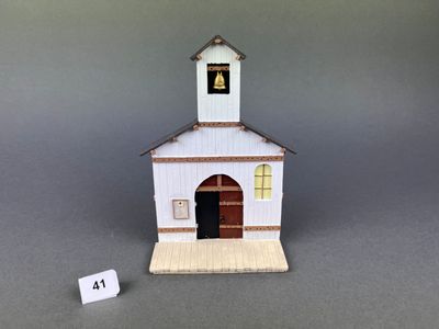 un petit bâtiment blanc surmonté d'une horloge