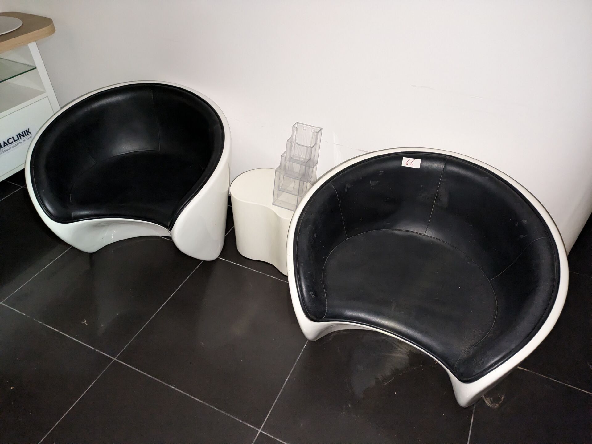 2 fauteuils en résine blanche et skaï noir