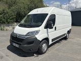 une camionnette blanche garée dans un parking