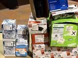 une pile de boîtes posées sur le sol