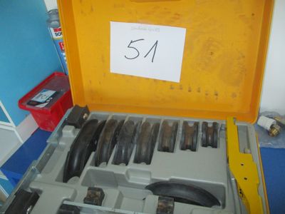 une mallette jaune contenant plusieurs outils