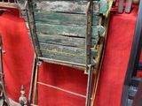 une chaise verte posée à côté d'une table rouge