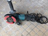 une petite machine posée sur le sol