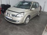 une petite voiture garée dans un garage