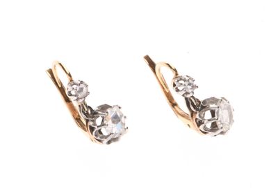 PAIRE DE DORMEUSES en or jaune 750‰ et platine ornées de dia… - Photo 1