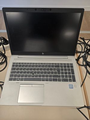 un ordinateur portable posé sur une table