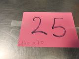 un bout de papier rose sur lequel est écrit le chiffre 25