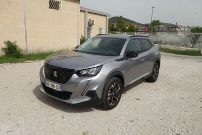 un SUV argenté garé devant un bâtiment