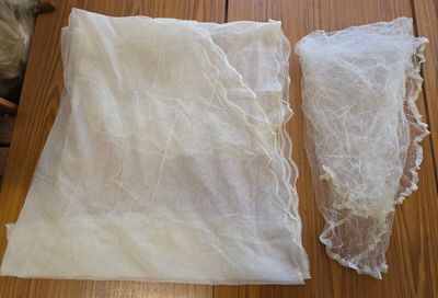 528 / CH-C7 / Lot de deux voiles en tulle ivoire, le pl…