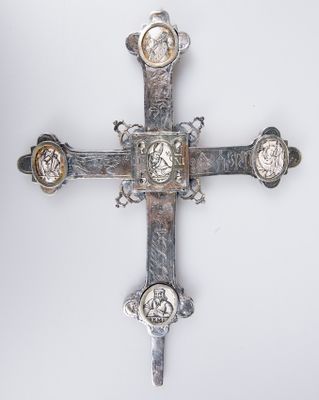 une croix en argent et en or sur fond blanc